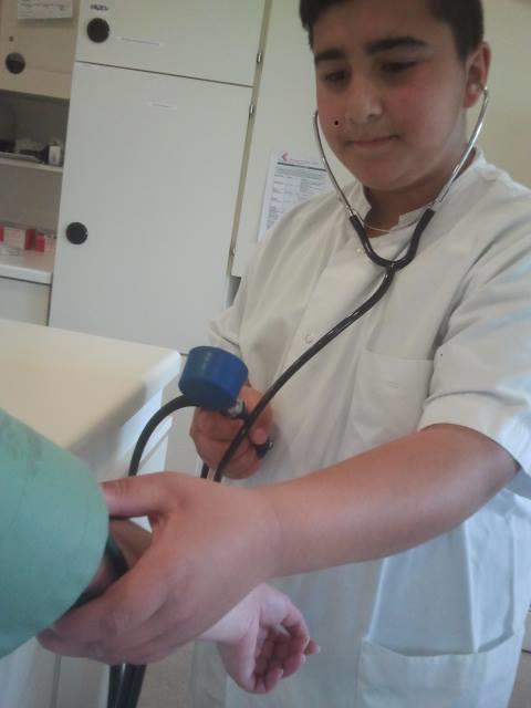 Berkay Öztürk beim Blutdruckmessen