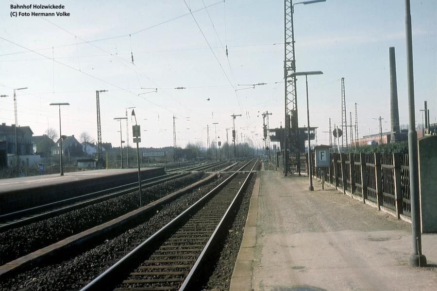Blick Bahnhof Holzwickede aus Gleis 4 in Richtung Dortmund-Sölde - Dortmund-Hbf  links die Ausfahrt von Gleis 3 in Richtung Schwerte (R) im Hintergrund das 1978 abgerissene Fahrdienstleiter Stellwerk Hz Aufnahme 1978