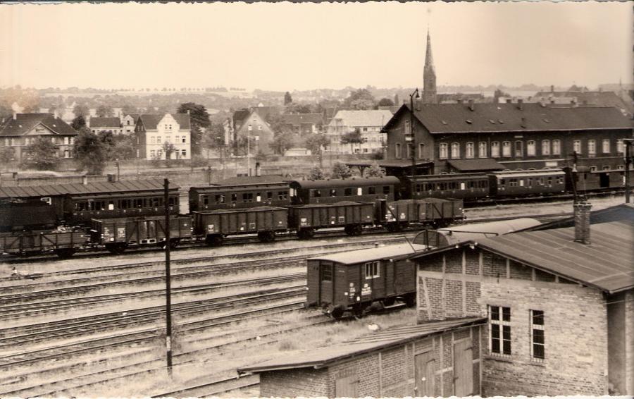 Im Vordergrund rechts die Güterabfertigung mit dem Ladegleis und den Gleisen zum Ablaufberg und nördlichen Bahnhofsgelände.  Bildmitte links die frühere Betriebsküche, die später als Aufenthaltsraum für Zugpersonale und Rangierer diente.