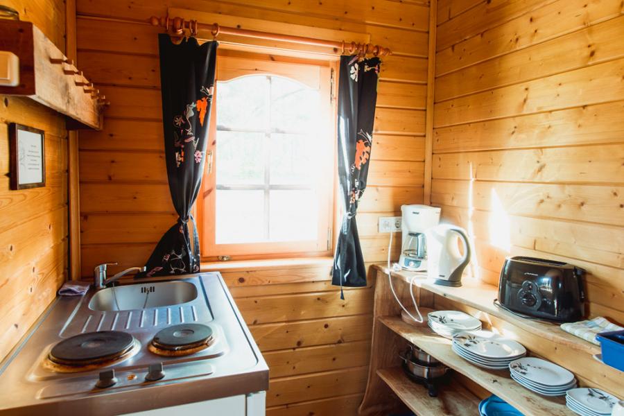 Campingplatz Rathenow Blockhütte mit Kamin Küche