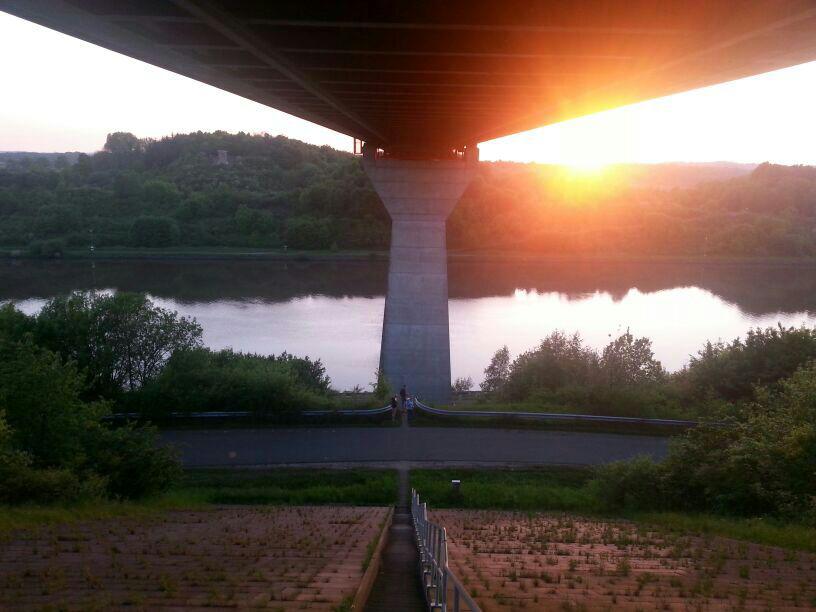 Sonnenuntergang unter der Brücke Sonnenuntergang unter der Brücke