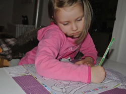 Kind beim Malen Kind beim Malen