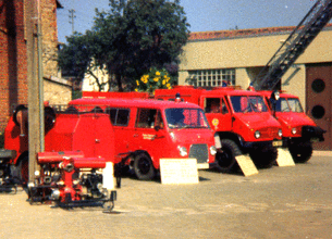 Das Bild zeigt den Ford-Transit und die Unimogs bei einm Tag der offenen Tür 1980