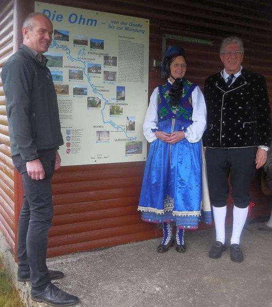 Bürgermeister Edwin Schneider mit dem Trachtenpaar Elisabeth Gerlach und Hans-Jürgen Diehl (von links)