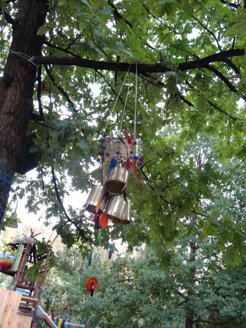 Windspiel mit Blechdosen
