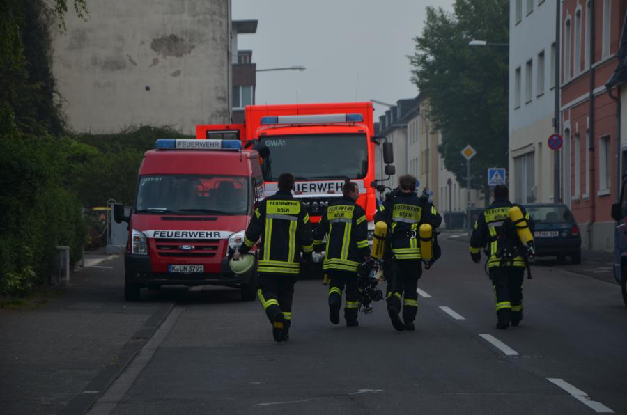 4 Strundener Kameraden nach einem Einsatz am Dellbrücker Mauspfad (Quelle: Miklos Laubert www.bf-koeln-einsaetze.de)