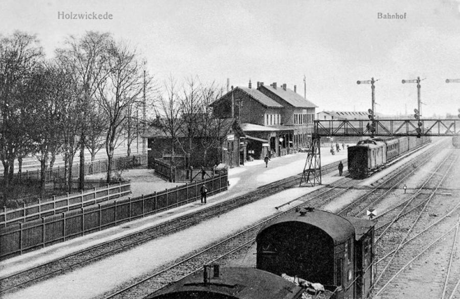 Blick in nordöstlicher Richtung auf das 1860 in Betrieb genommene Bahnhofsgebäude. Die Eisenbahnunterführung bestand zu dieser Zeit noch nicht.  