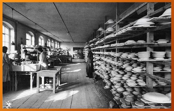 Ein Blick in die Dreherei der Porzellanfabrik um 1930.