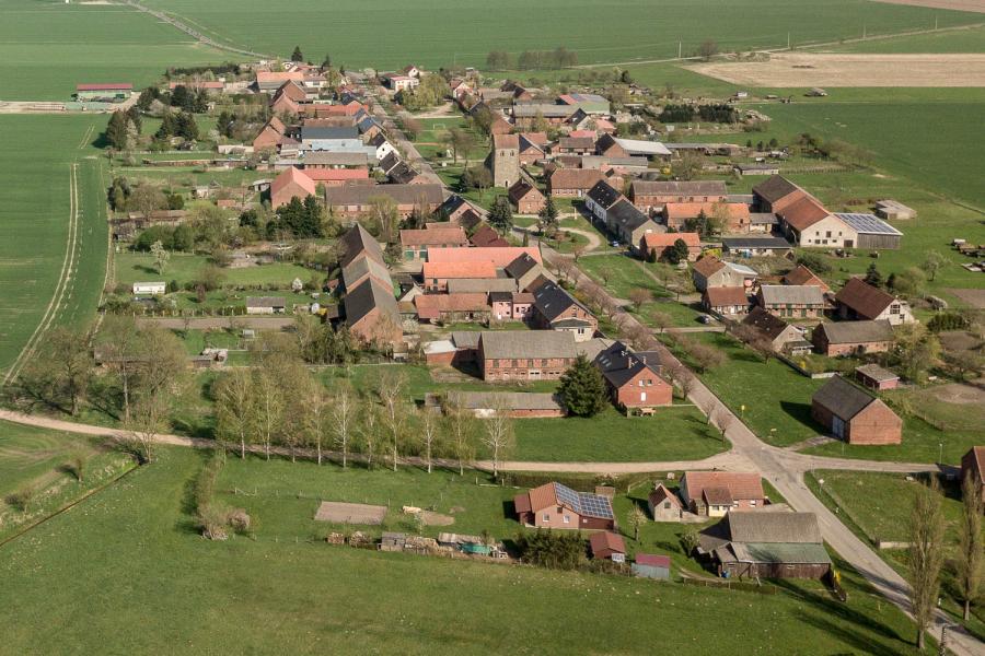 Ein typisches Dorf in Brandenburg von oben, Quelle ideengrün markus pichlmaier) Ein typisches Dorf in Brandenburg von oben, Quelle ideengrün markus pichlmaier)