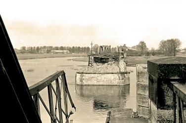 Verbindung unterbrochen seit dem 20.04.1945 : Eisenbahn-Brücke bei Dömitz