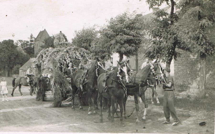 Erntefest Zinndorf um 1950