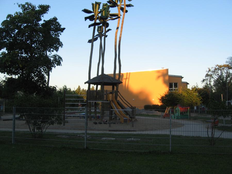Kita- Seitenansicht vom Spielplatz aus gesehen