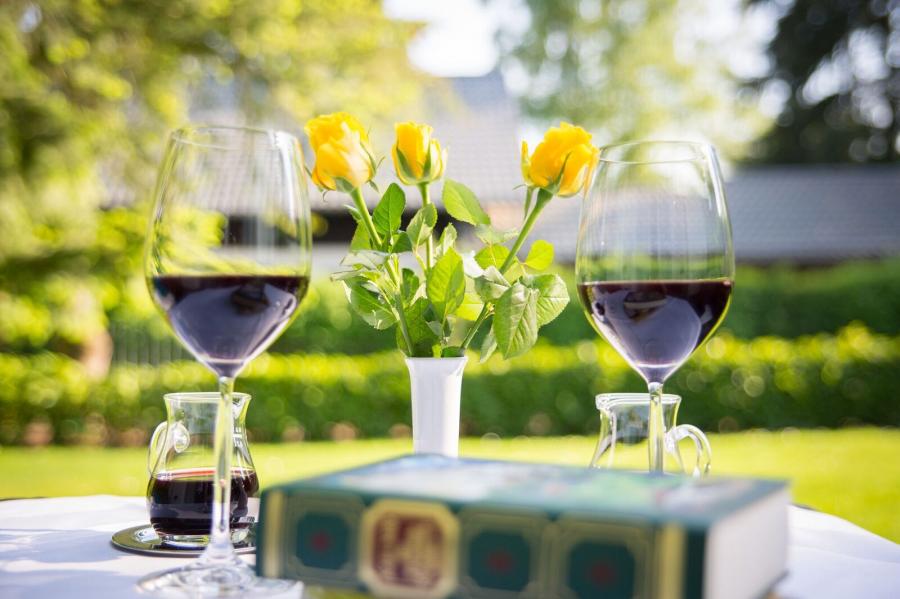 terrasse mit Tisch und Wein