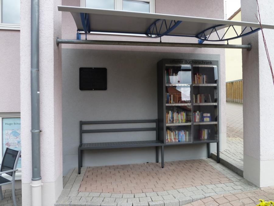 „Offener Bücherschrank“ am Rathaus Poppenhausen (Wasserkuppe)