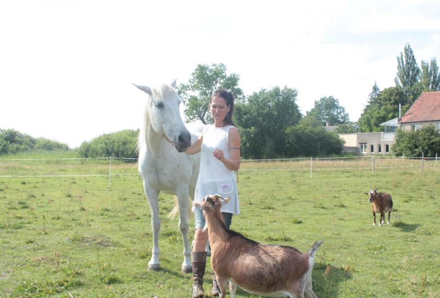 Frau Sage mit Pferd