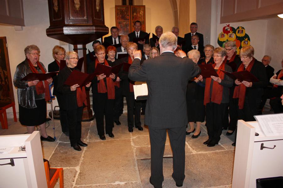 Der Gemischte Chor Unterhaun bei seinem Auftritt in der Neukirchener Kirche in voller Aktion (Fot: U. Gippert) Der Gemischte Chor Unterhaun bei seinem Auftritt in der Neukirchener Kirche in voller Aktion (Fot: U. Gippert)