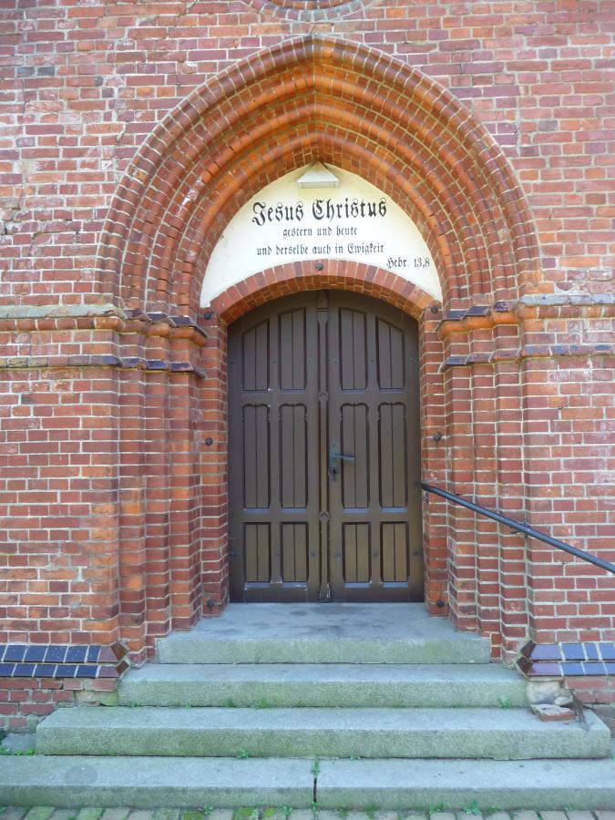 Kirchenportal in Gnevsdorf