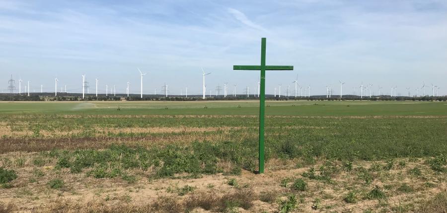 Grünes Kreuz an der B 102 aufgestellt vom AWO Reha-Gut Kemlitz (Bildautor: Heiko Terno)