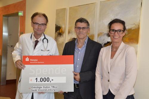 Im Bild v.l.n.r.: TCGW-Vorsitzender Uwe Licht, Ivonne Gros von der Stiftung St. Vincenz-Hospital, Prof. Dr. Thomas Neuhaus, Chefarzt der Palliativstation, Vincenz-Geschäftsführer Guido Wernert und Georg Stenz, Vorstandsmitglied des TCGW Elz.