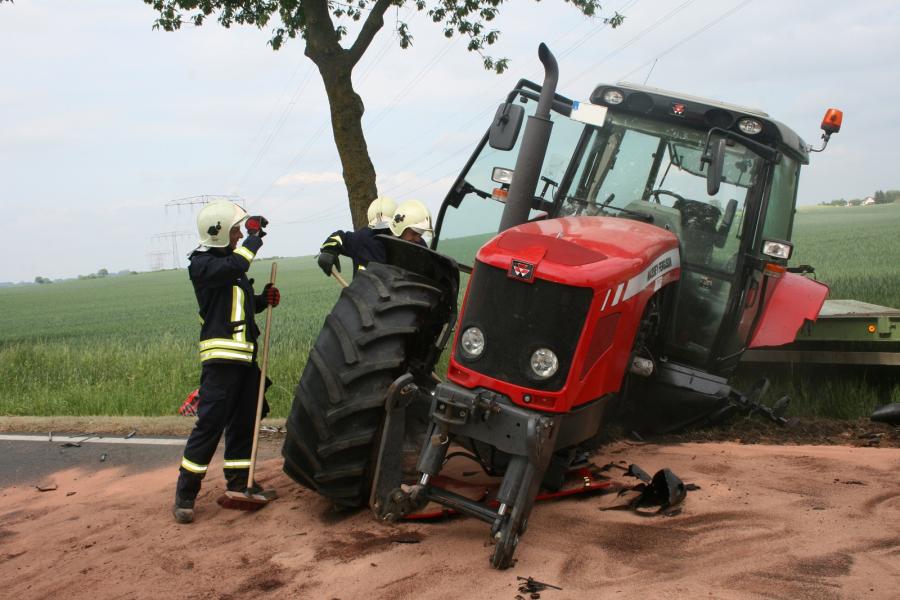 schwerer Verkehrsunfall mit Traktor auf der B198