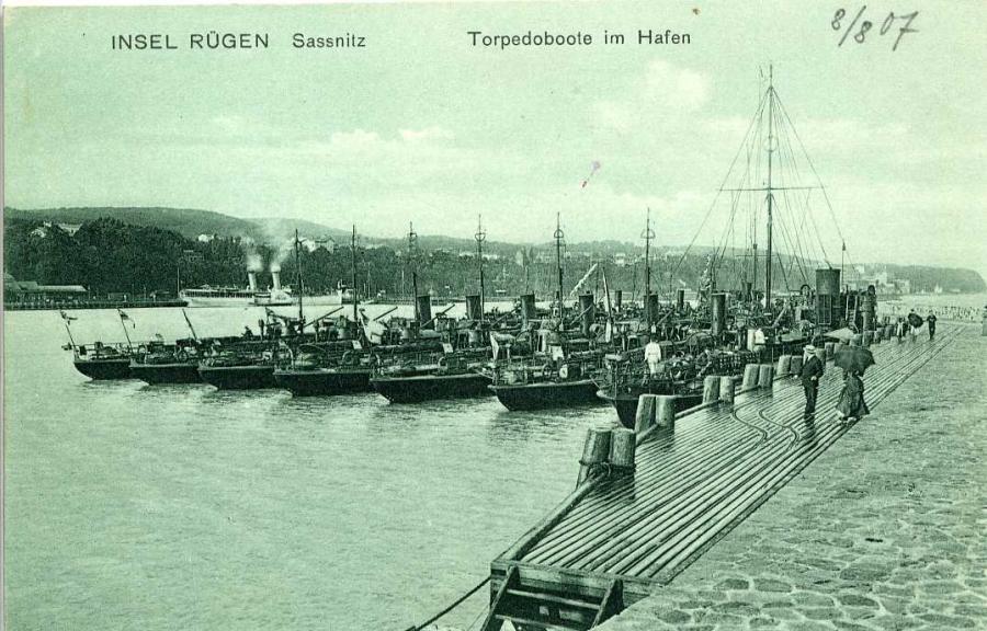 Insel Rügen Sassnitz Torpedoboote im Hafen