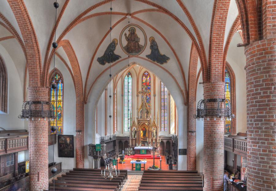 Foto: Dieter Zaplo. Ein Blick in das innere der St. Jacobi Kirche zeigt den Altar und die wundervollen Malerein.