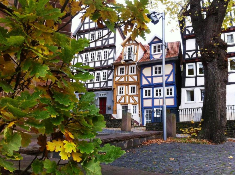Hinter der Kirche Hinter der Kirche