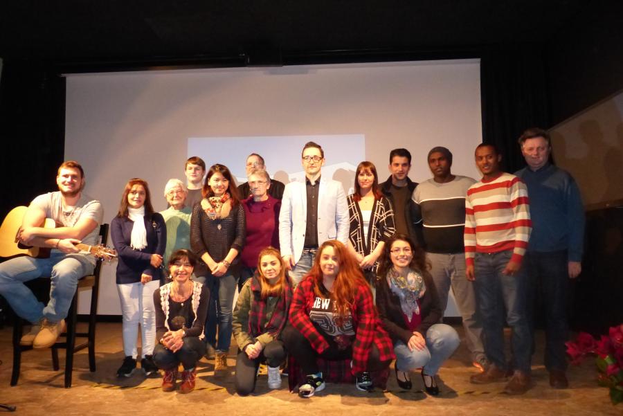 Bild zeigt die Teilnehmenden des 1. Maintaler Kurzfilmfestivals 2015; Bildrechte: Fachdienst Maintal Aktiv - Freiwilligenagentur