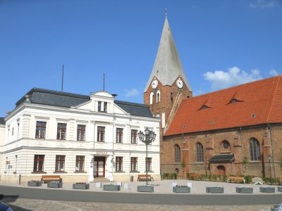 Marktplatz mit Rathaus und Kirche