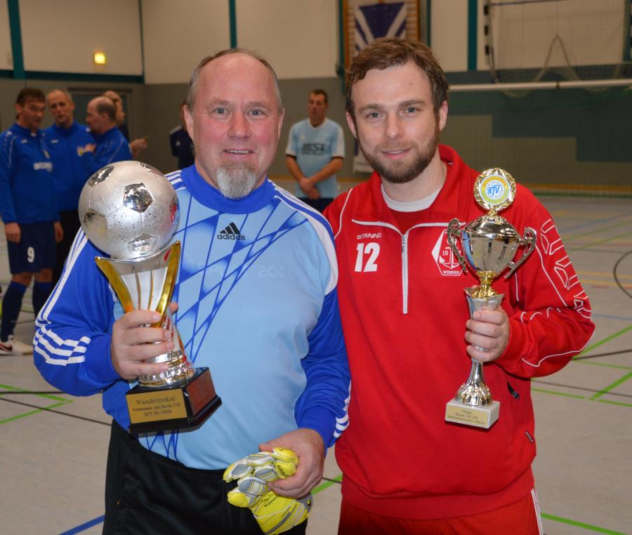 Wolfgang Rohloff (links) und Maik Kerinn mit den Siegerpokalen