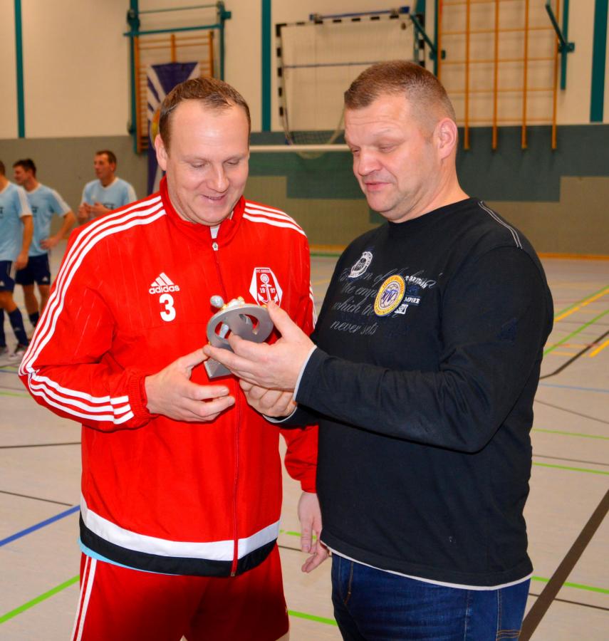 Andreas Finger erhält den Pokal für den besten Torschützen des Turniers aus den Händen von Spielausschussobmann Peter Brandt, Finger traf siebenmal ins Schwarze