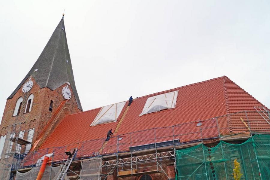 Das Kirchenschiff erhält ein neues Dach