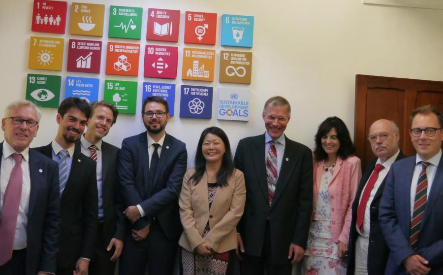 Die Reisegruppe mit der (japanischen) Direktorin von UNFPA