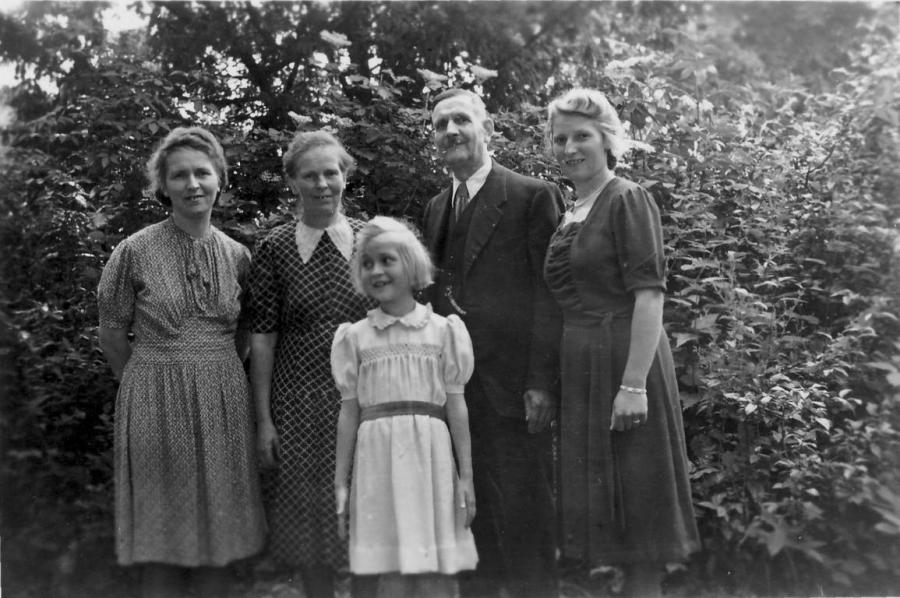 Von links: Annemarie Müller, geb. Leu, Marie Leu, Paul Leu, Gerda Leu, unten: Hannelore Müller