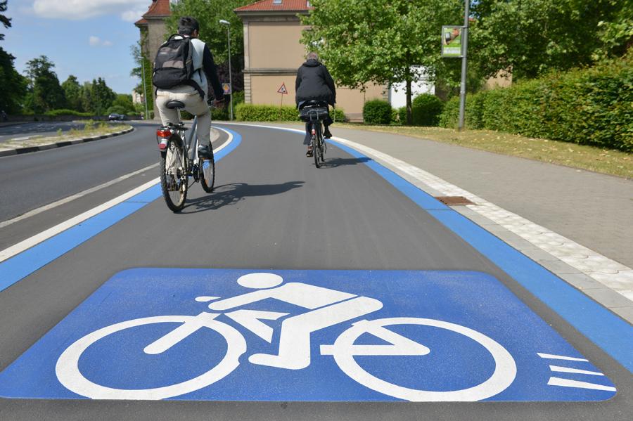 Bild zeigt zwei Fahrradfahrende auf einem Radschnellweg der Stadt Göttingen; Quelle: Stadt Göttingen.