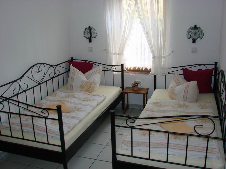 Schlafzimmer in der Ferienwohnung mit 2 Betten