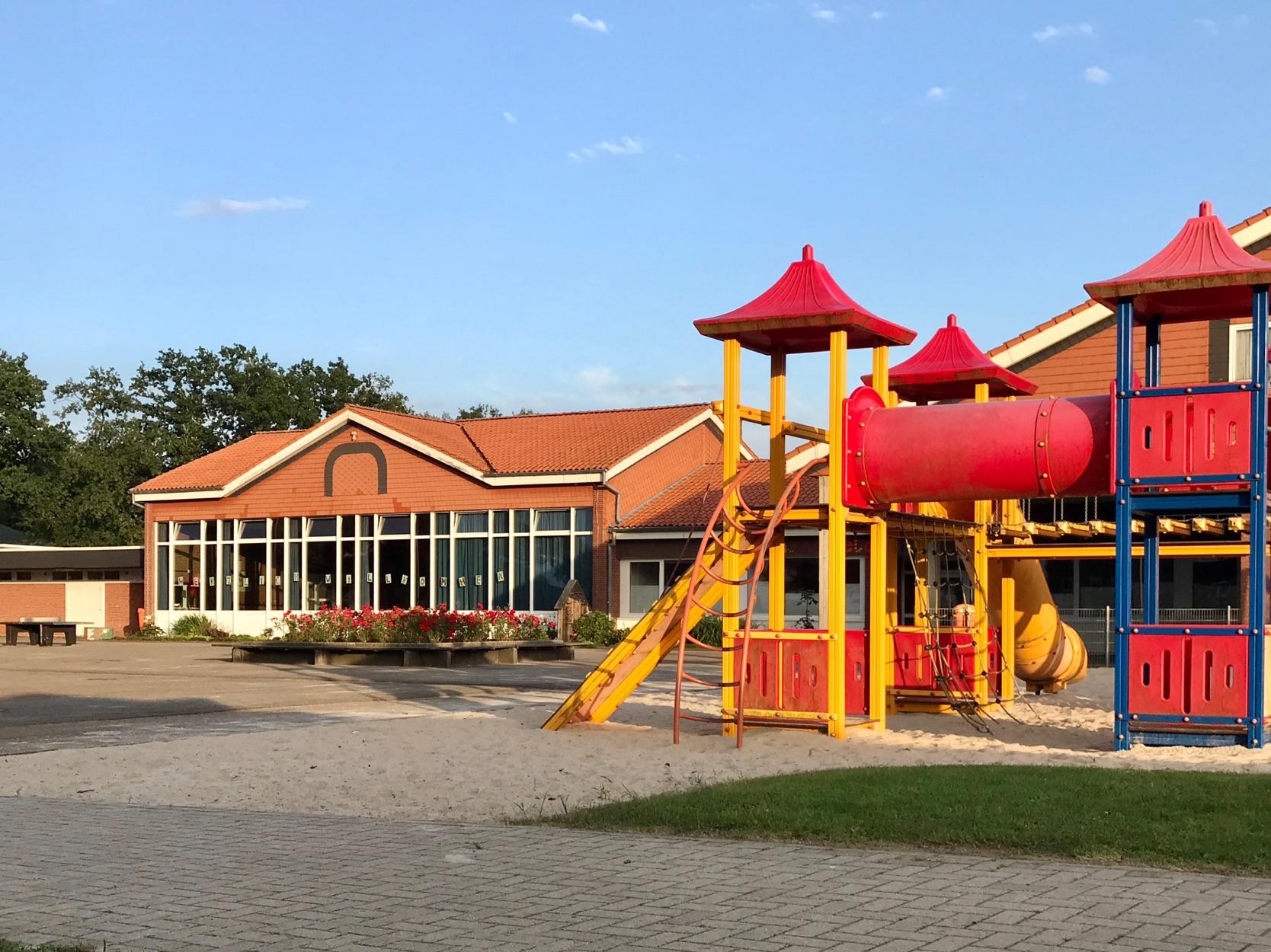 Schulträger - Gebäude und Spielplatz
