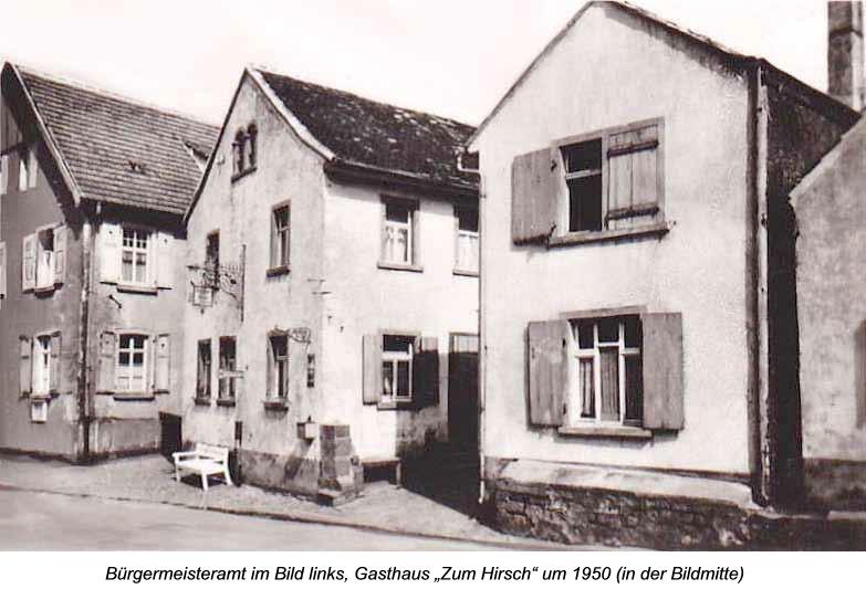 Bürgermeisteramt im Bild links, Gasthaus „Zum Hirsch“ um 1950 (in der Bildmitte)