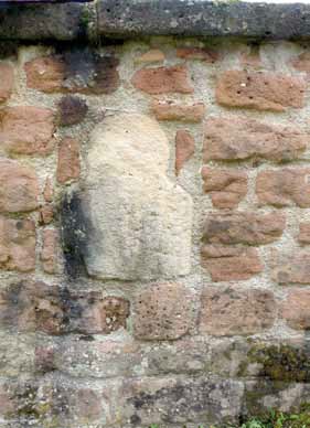 Fragment eines Gewölbesteins, der aus einem Rundwulst und rechteckiger Bandunterlage besteht.