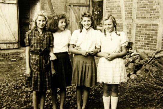Teenager ("Backfische") in Sonntagskleidern 1947
