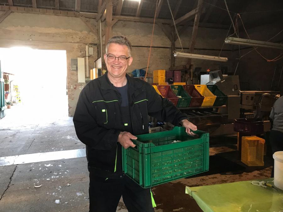 Uwe Feiler mit Spargelkiste Uwe Feiler mit Spargelkiste