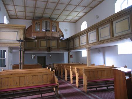 Inneres mit Orgel.JPG