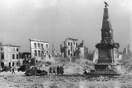 zerstörter Martplatz 1945