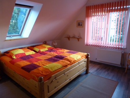 Schlafzimmer im OG mit Doppel- und Einzelbett
