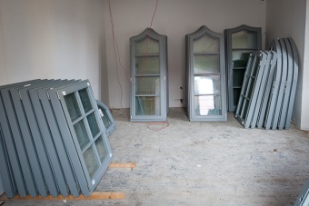 Die neuen Fenster stehen zum Einbau bereit... 