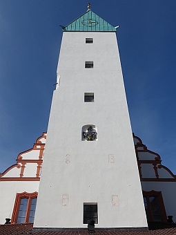 Sanierter Turm mit Turmuhr (März 2013) 