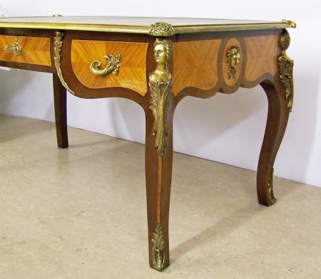 Schreibtisch, um 1900, im Stil des Rokoko , Mahagoni  Königsholz.jpg