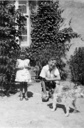 Alexander Kneier mit seiner Cousine Irmi vor dem Haus im Waldwinkel (etwa 1938) (2)