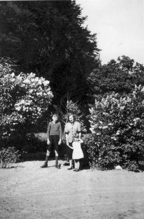 Alexander Kneier, seine Tante Grete und die Cousine Irmi im Waldwinkel (etwa 1938)