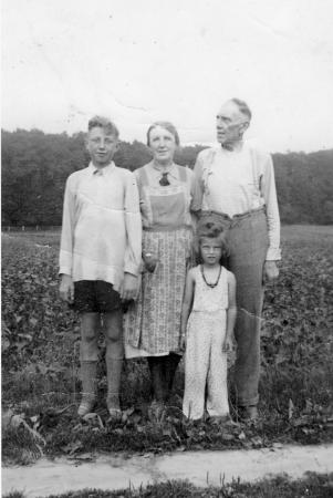 Franz und Maria Kneier mit Sohn Alexander und dessen Coisine Irmi (1938)